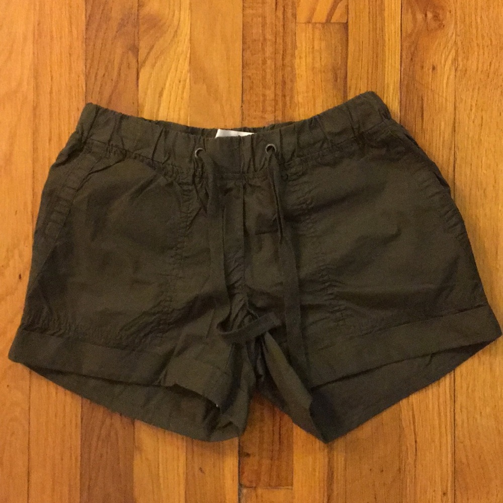 Cute shorts! Never worn 💚